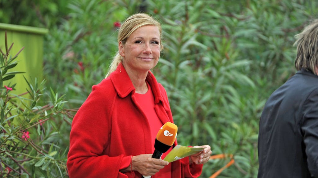 Andrea Kiewel lächelt im ZDF-„Fernsehgarten“.