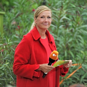 Moderatorin Andrea Kiewel, hier während dem ZDF-„Fernsehgarten“ am 25.09.2022 in Mainz, bringt einen Zuschauer mit einer unangenehmen Frage in Bedrängnis.
