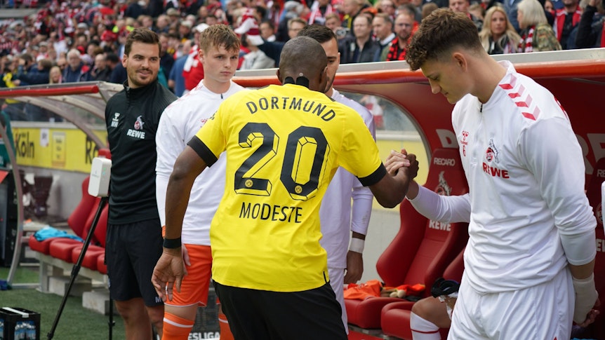 Borussia Dortmunds Anthony Modeste klatschte am Samstag (1. Oktober 2022) vor Anpfiff alle Spieler und Betreuer des 1. FC Köln ab.