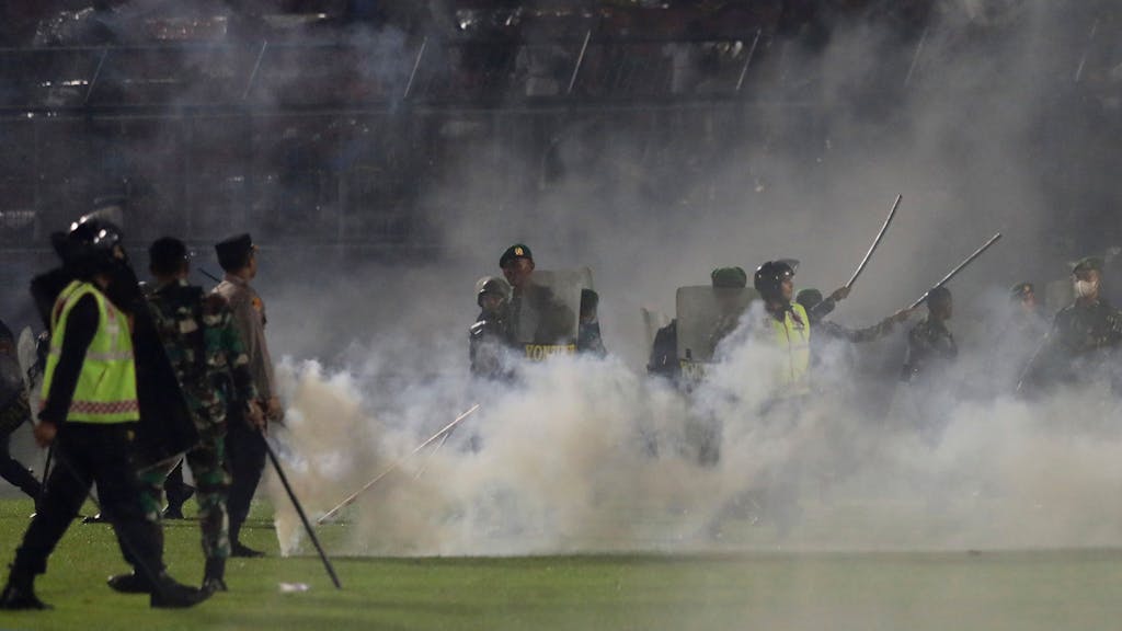 Inmitten von Tränengas-Schwaden liefern sich Fans und Sicherheitskräfte im Kanjuruhan-Stadion in Indonesien brutale Auseinandersetzungen, die weit über 100 Todesopfer forderten.