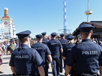 Polizisten sorgen für die Sicherheit auf dem Oktoberfest. Das Foto stammt vom Wiesn-Start im Jahr 2019.