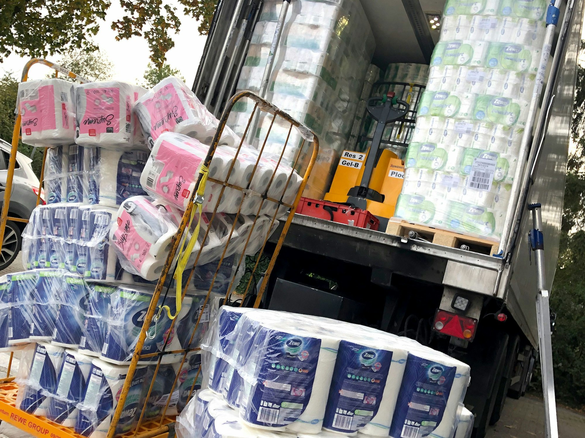 Eine Lkw-Ladung Toilettenpapier wird ins Lager eines Supermarktes transportiert.