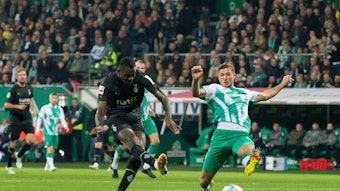 Marcus Thuram (l.) von Borussia Mönchengladbach, hier im Duell mit Bremens Niklas Stark (r.), erzielte beim Auswärtsspiel am Samstag (1. Oktober 2022) den einzigen Treffer für die Fohlenelf.