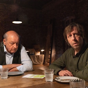 Leonard Lansink (links) in seiner Rolle als Wilsberg an der Seite von Schauspieler Oliver Korittke in einer Szene des Krimis Wilsberg – Schmeckt nach Mord