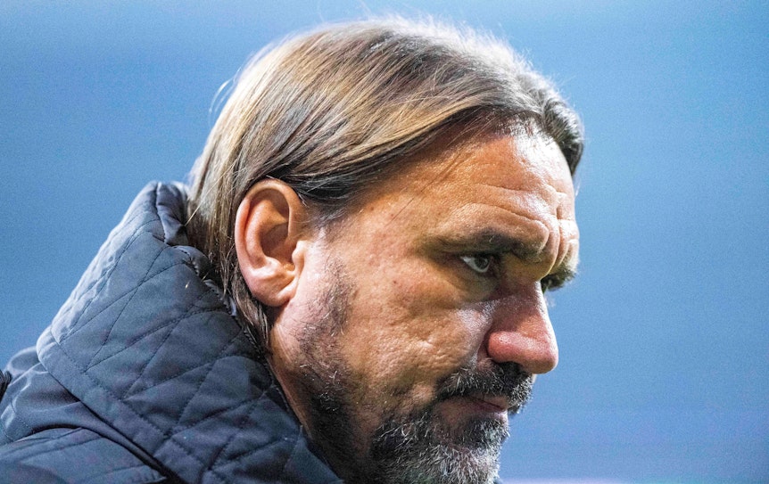 Gladbach-Trainer Daniel Farke, hier zu sehen am 1. Oktober 2022, nach dem verlorenen Bundesliga-Topspiel der Borussia bei Aufsteiger Werder Bremen. Farke blickt sichtlich unzufrieden drein.