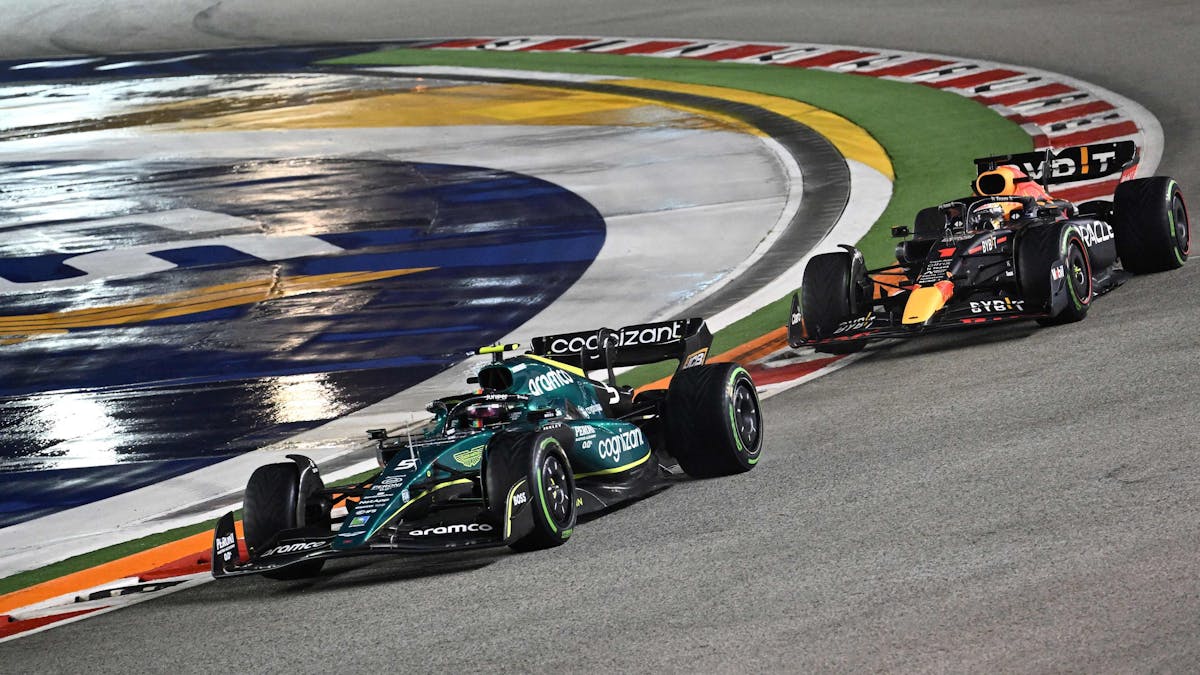 Max Verstappen fährt hinter Sebastian Vettel.