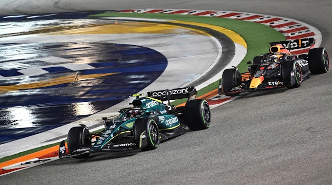 Max Verstappen fährt hinter Sebastian Vettel.