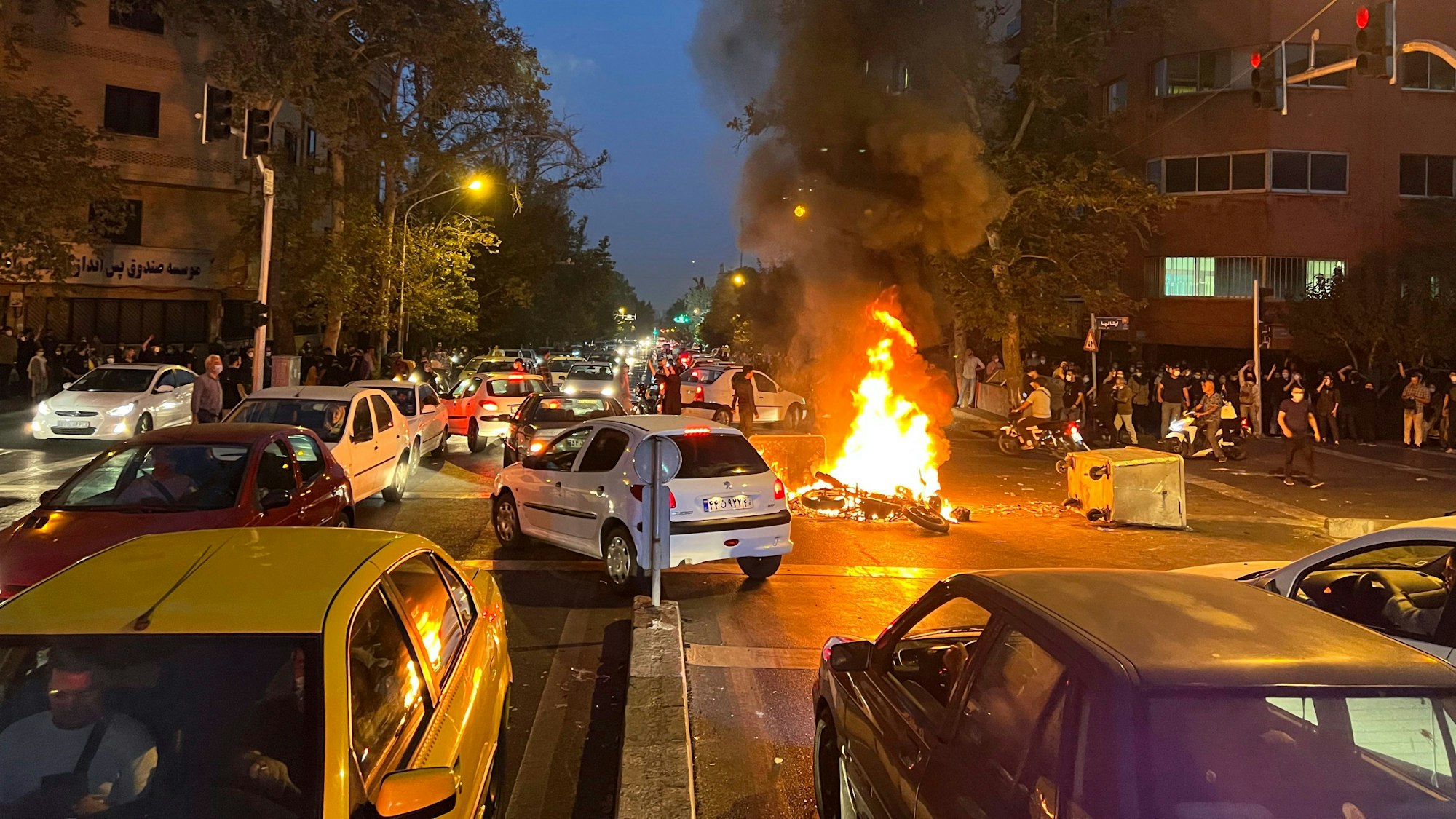 Auf diesem Bild vom Montag, 19. September 2022, brennt ein Polizeimotorrad während eines Protests gegen den Tod einer jungen Kurdin in Teheran