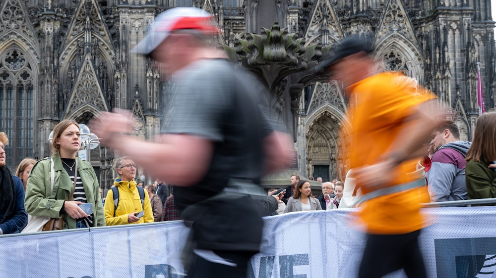 Läufer des Marathons laufen am Kölner Dom vorbei. Beim Halbmarathon kam es zu einem medizinischen Zwischenfall. Ein Athlet brach auf der Strecke zusammen.
