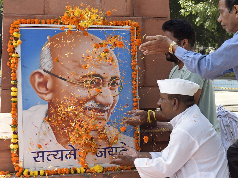 Menschen in Indien feiern den Geburtstag von Mahatma Gandhi.