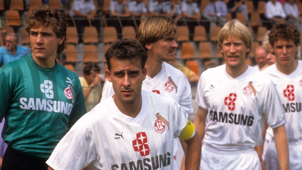 Bodo Illgner, Pierre Littbarski, Paul Steiner, Uwe Rahn und Flemming Povlsen vom 1. FC Köln im Jahr 1989 im Stadion