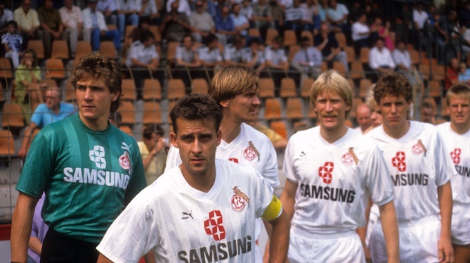 Bodo Illgner, Pierre Littbarski, Paul Steiner, Uwe Rahn und Flemming Povlsen vom 1. FC Köln im Jahr 1989 im Stadion