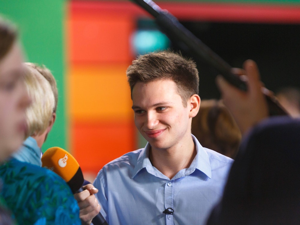 Fabian Köster mit einem ZDF-Mikrofon.