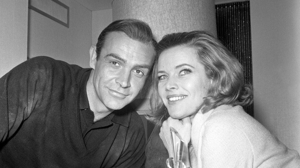 Sean Connery und Honor Blackman am 25. März 1964 während der Dreharbeiten zum James-Bond-Klassiker „Goldfinger“.