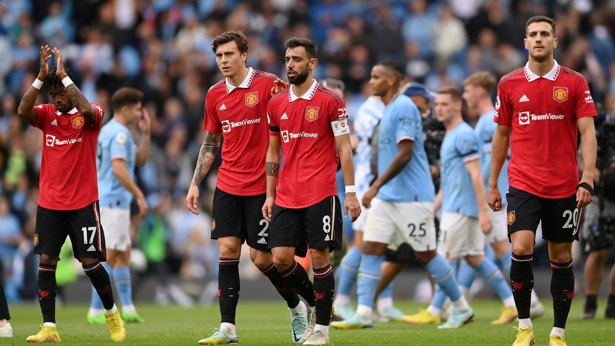 Fred, Victor Lindelöf, Bruno Fernandes und Diogo Dalot von Manchester United verlassen gedemütigt den Platz.