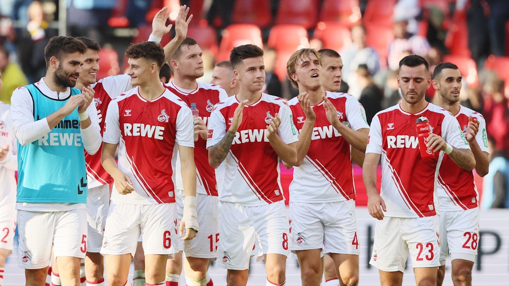 Die Spieler des 1. FC Köln auf der Jubel-Runde nach dem Heim-Dreier gegen Borussia Dortmund am 1. Oktober 2022
