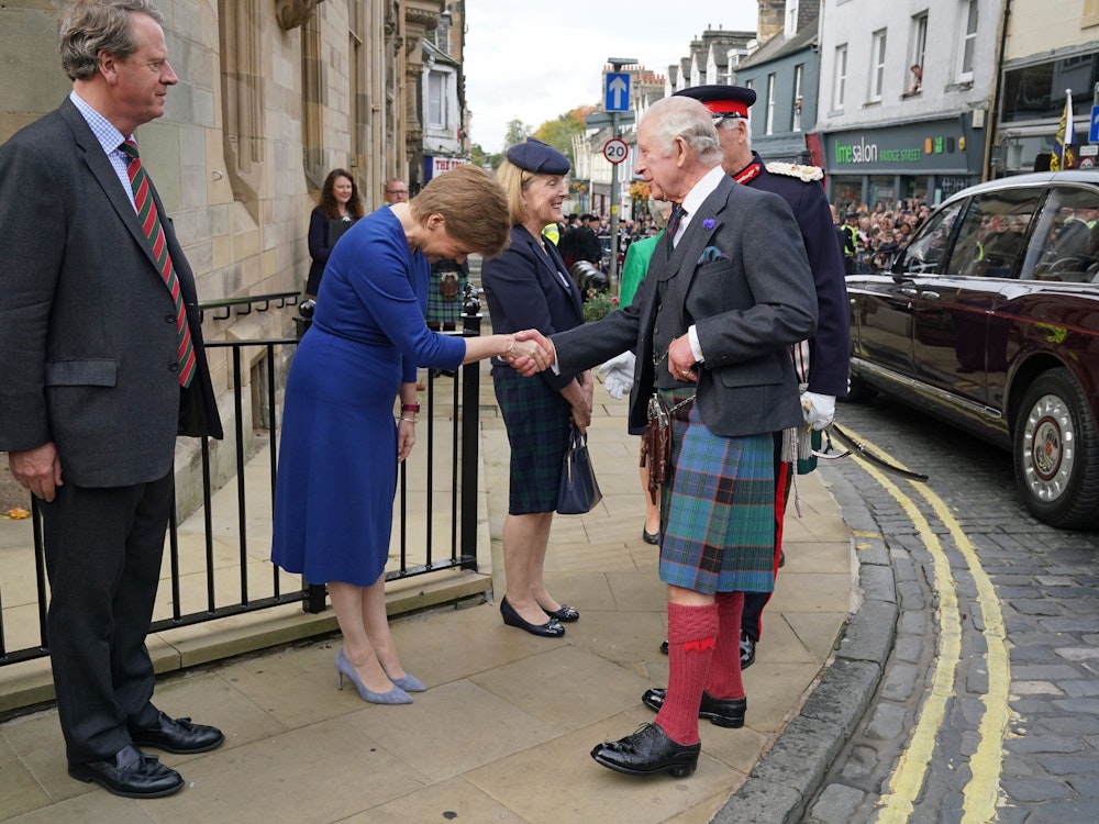Der landestypisch in Schottenrock gekleidete Charles und seine Frau Camilla werden im schottischen Dunfermline von Regierungschefin Nicola Sturgeon empfangen.