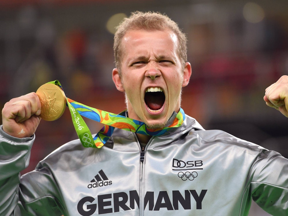 Fabian Hambüchen jubelt mit seiner Gold-Medaille.