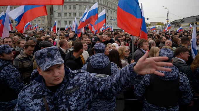 Auf unserem Symbolbild wehen russische Fahnen am 30. September 2022 bei einer Versammlung in Moskau.