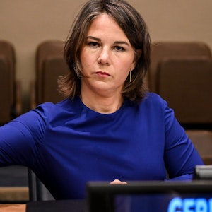 Annalena Baerbock sitzt bei einem Treffen der Stockholm-Initiative in New York