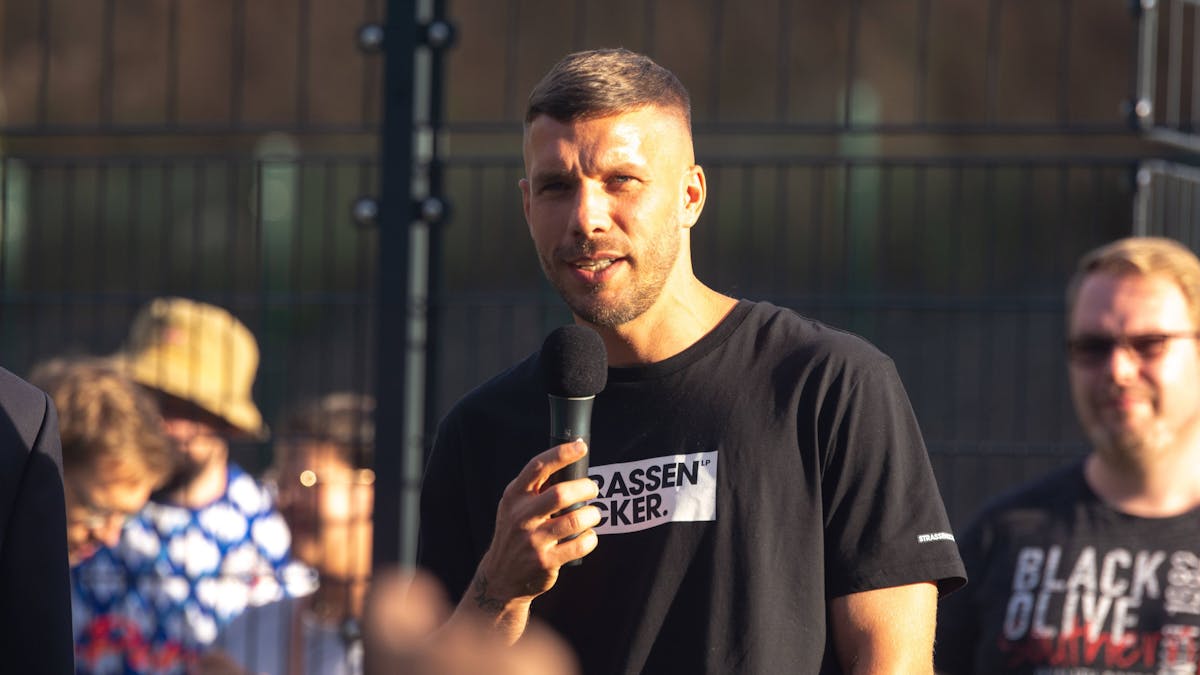 Lukas Podolski spricht ins Mikrofon