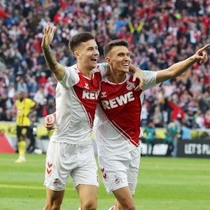 Torschütze Dejan Ljubicic (r.) und Vorlagengeber Denis Huseinbasic jubeln gemeinsam über das 3:1 des 1. FC Köln gegen Borussia Dortmund am 1. Oktober 2022.