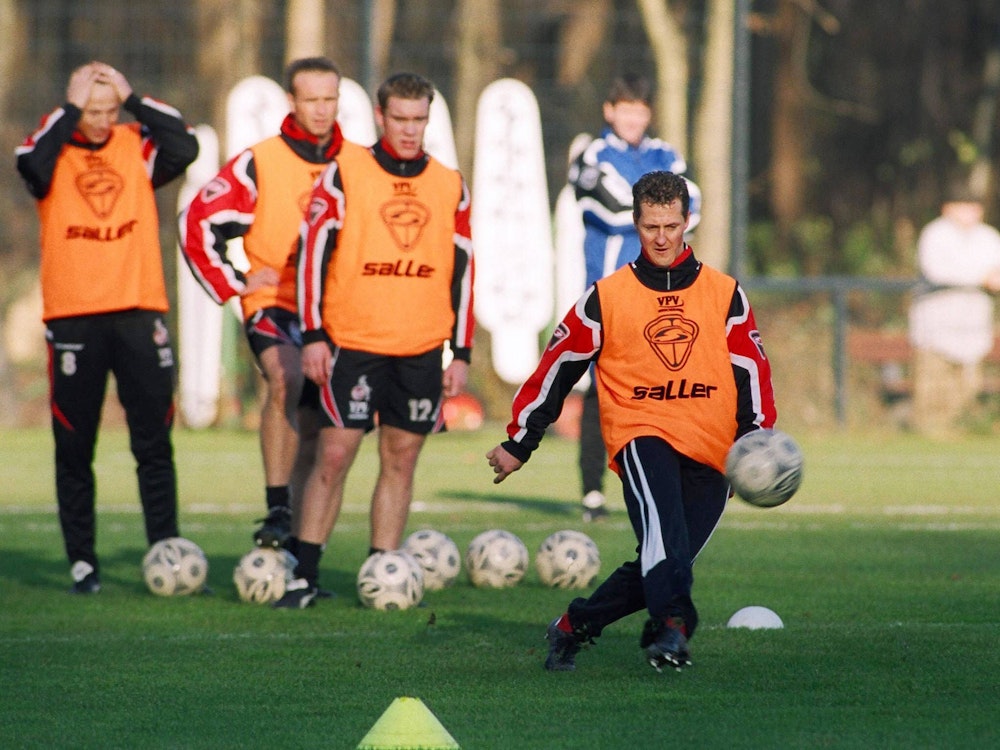 Michael Schumacher nimmt 2002 an einem FC-Training teil.
