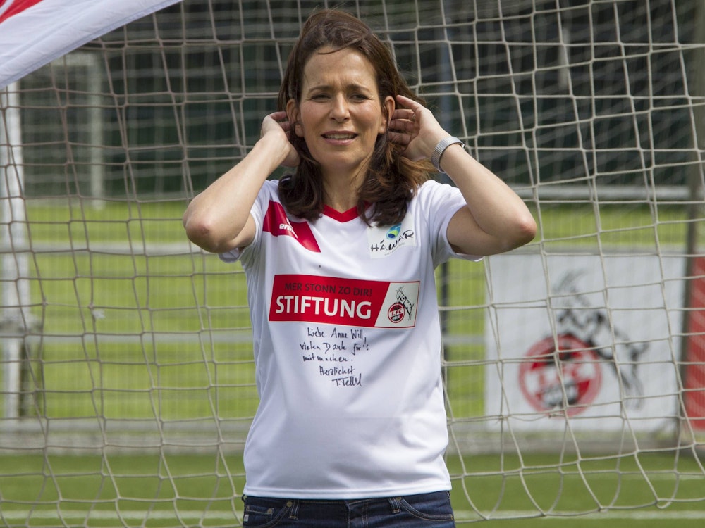 Anne Will beim Training des 1. FC Köln.
