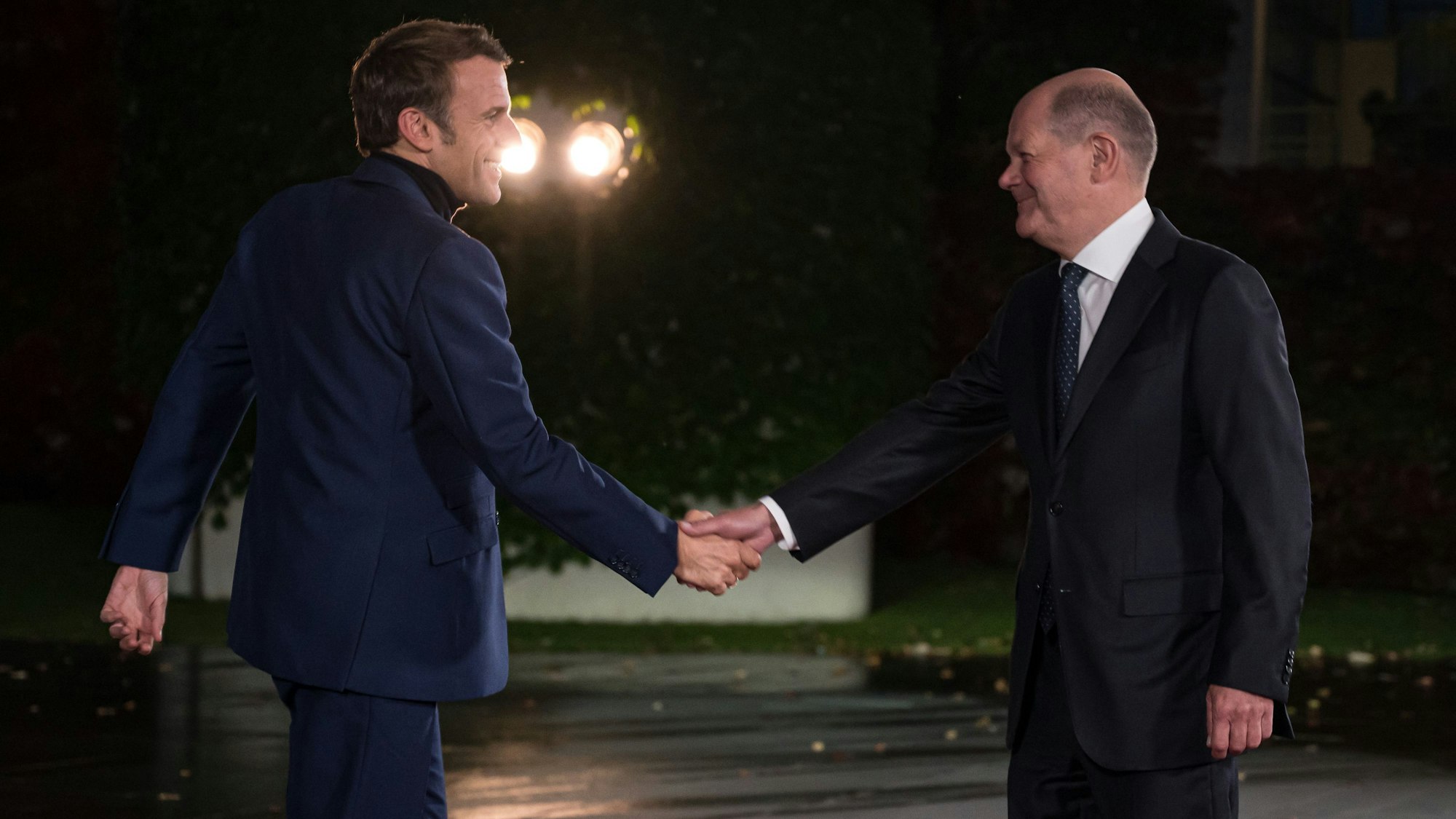 Bundeskanzler Olaf Scholz (SPD, r) empfängt Emmanuel Macron, Präsident von Frankreich, zum Tag der Deutschen Einheit zu einem Abendessen im Bundeskanzleramt.