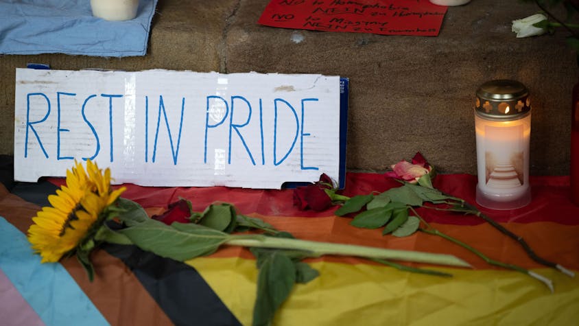 „Rest in Pride“ steht auf einem Karton an der Gedenkstätte für Malte C. auf den Stufen des historischen Rathauses am Prinzipalmarkt.&nbsp;