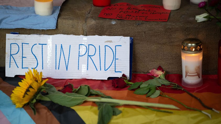 „Rest in Pride“ steht auf einem Karton an der Gedenkstätte für Malte C. auf den Stufen des historischen Rathauses am Prinzipalmarkt.&nbsp;