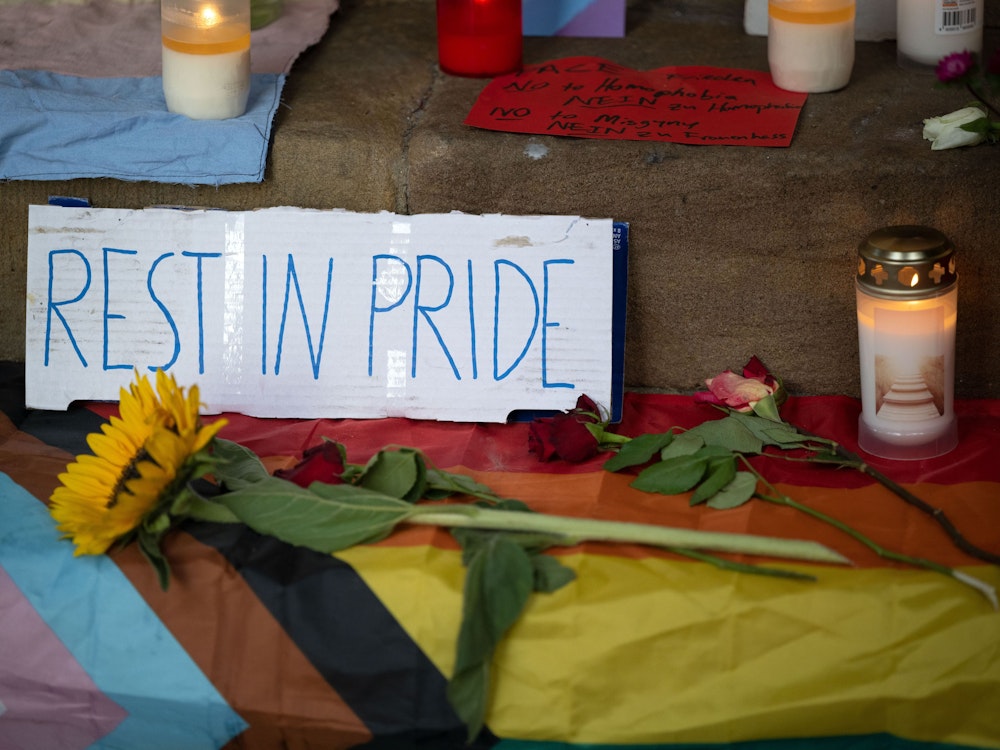 „Rest in Pride“ steht auf einem Karton an der Gedenkstätte für Malte C auf den Stufen des historischen Rathauses am Prinzipalmarkt in Münster.
