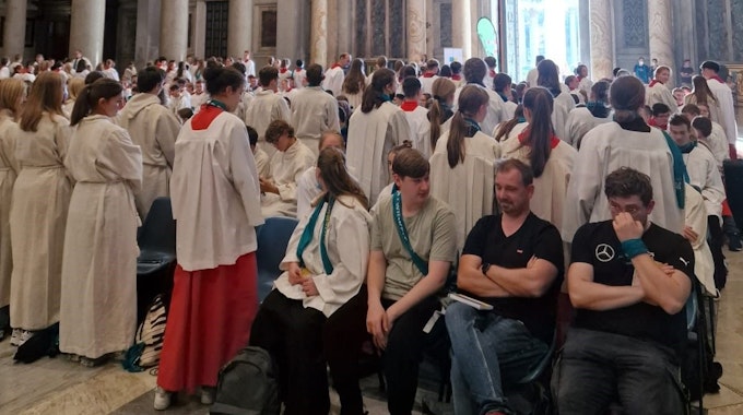 Der Gottesdienst in Sankt Paul in Rom am Montag (3. Oktober): Viele Messdienerinnen und Messdiener drehten sich bei der Predigt um.
