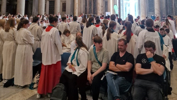 Der Gottesdienst in Sankt Paul in Rom am Montag (3. Oktober): Viele Messdienerinnen und Messdiener drehten sich bei der Predigt um.