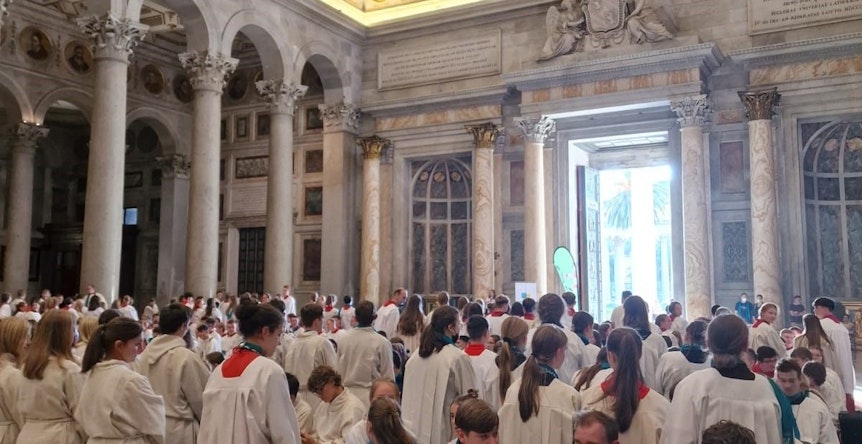 Der Gottesdient in Sankt Paul in Rom am Montag (3. Oktober): Viele Mesdienerinnen und Messdiener drehten sich bei der Predigt um.