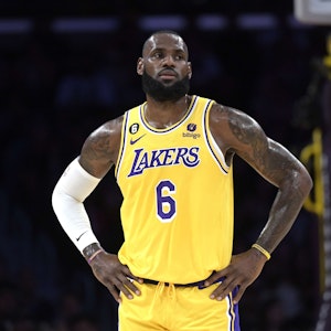 LeBron James von den Los Angeles Lakers guckt frustriert.