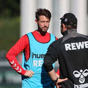Mark Uth im Gespräch mit Steffen Baumgart beim Training des 1. FC Köln