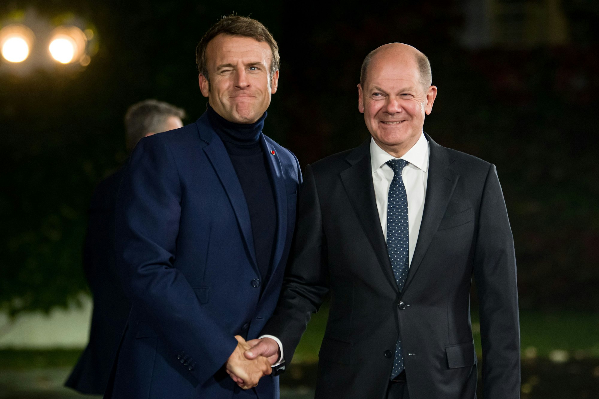 Bundeskanzler Olaf Scholz (SPD, r) empfängt Emmanuel Macron, Präsident von Frankreich, zum Tag der Deutschen Einheit zu einem Abendessen im Bundeskanzleramt.