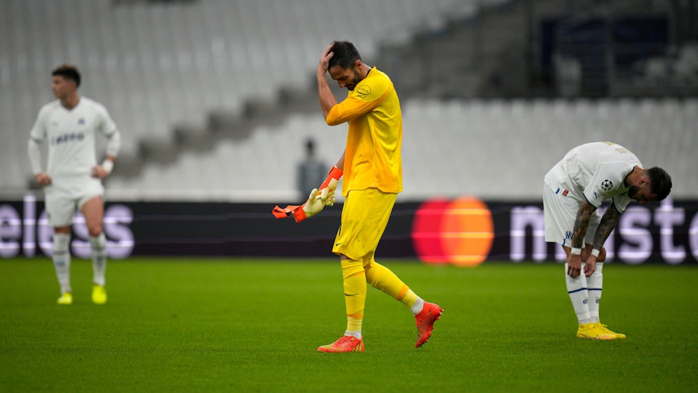 Antonio Adán geht nach einem Platzverweis in der Champions League enttäuscht vom Feld