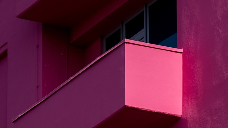 Ein pinker Balkon, der zum Bordell Pascha in Köln gehört.