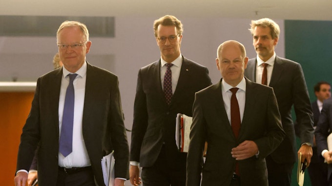 Niedersachsens Ministerpräsident Stephan Weil, Nordrhein-Westfalens Ministerpräsident Hendrik Wüst und Bundeskanzler Olaf Scholz treffen nach einem Treffen mit den Ministerpräsidenten der Bundesländer am 4. Oktober 2022 in Berlin zu einer Pressekonferenz ein.