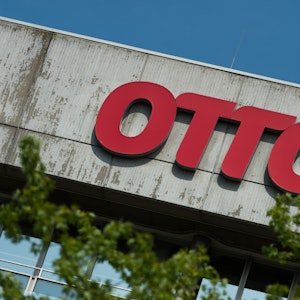 Das Otto-Logo am Verwaltungsgebäude der Konzernzentrale der Otto Group.