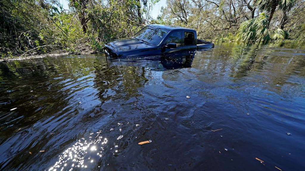 Das Hochwasser fließt durch einen überschwemmten Pick-Up in einem Wohnviertel nach dem Hurrikan Ian in North Port, Florida.&nbsp;