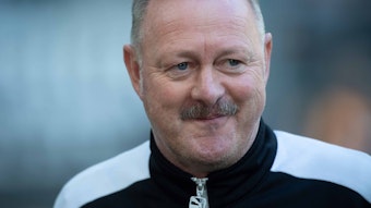 Roland Virkus ist Sportdirektor bei Fußball-Bundesligist Borussia Mönchengladbach, auf diesem Bild ist der 56-Jährige am 17. September 2022 im Borussia-Park zu sehen. Virkus lächelt, er trägt eine schwarz-weiße Trainingsjacke.