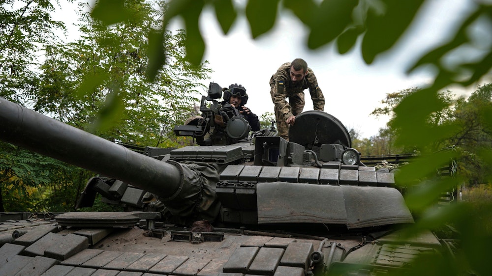 Ukrainische Soldaten stehen auf einem T-80-Panzer, den sie nach eigenen Angaben von der russischen Armee erbeutet haben.