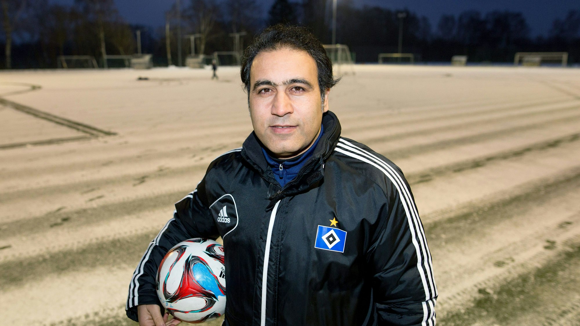 Der ehemalige HSV-Spieler Mehdi Mahdavikia steht auf dem Trainingsgelände des Hamburger SV.
