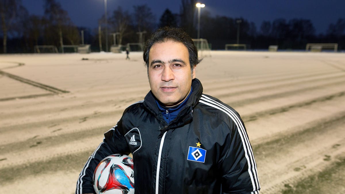 Der ehemalige HSV-Spieler Mehdi Mahdavikia steht auf dem Trainingsgelände des Hamburger SV.&nbsp;