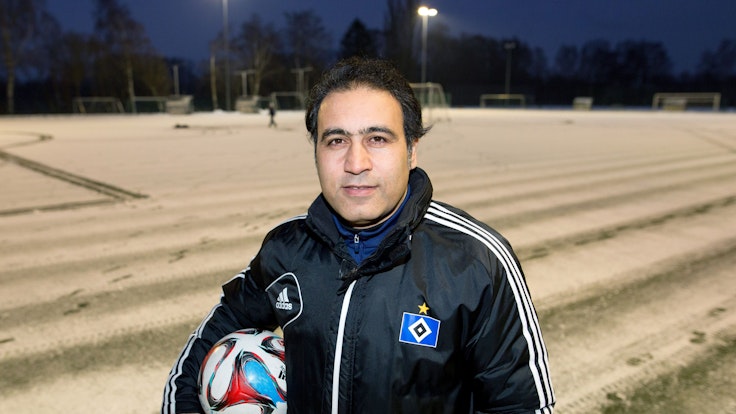 Der ehemalige HSV-Spieler Mehdi Mahdavikia steht auf dem Trainingsgelände des Hamburger SV.