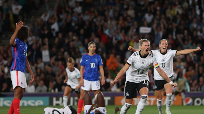 Deutschland bejubelt bei der Frauen-EM ein Tor gegen Frankreich.