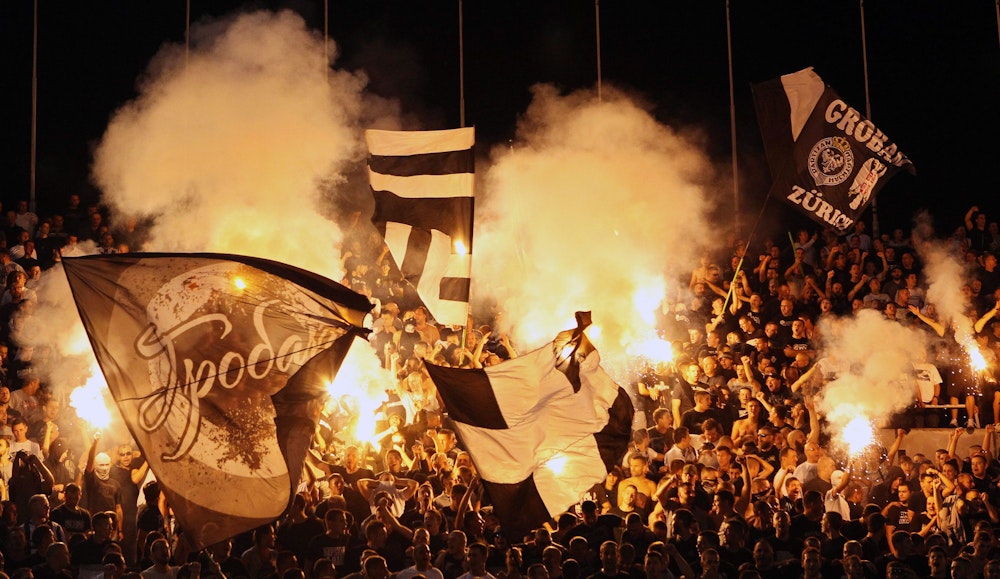 Fans von Partizan Belgrad zünden beim Derby gegen Roter Stern Pyrotechnik